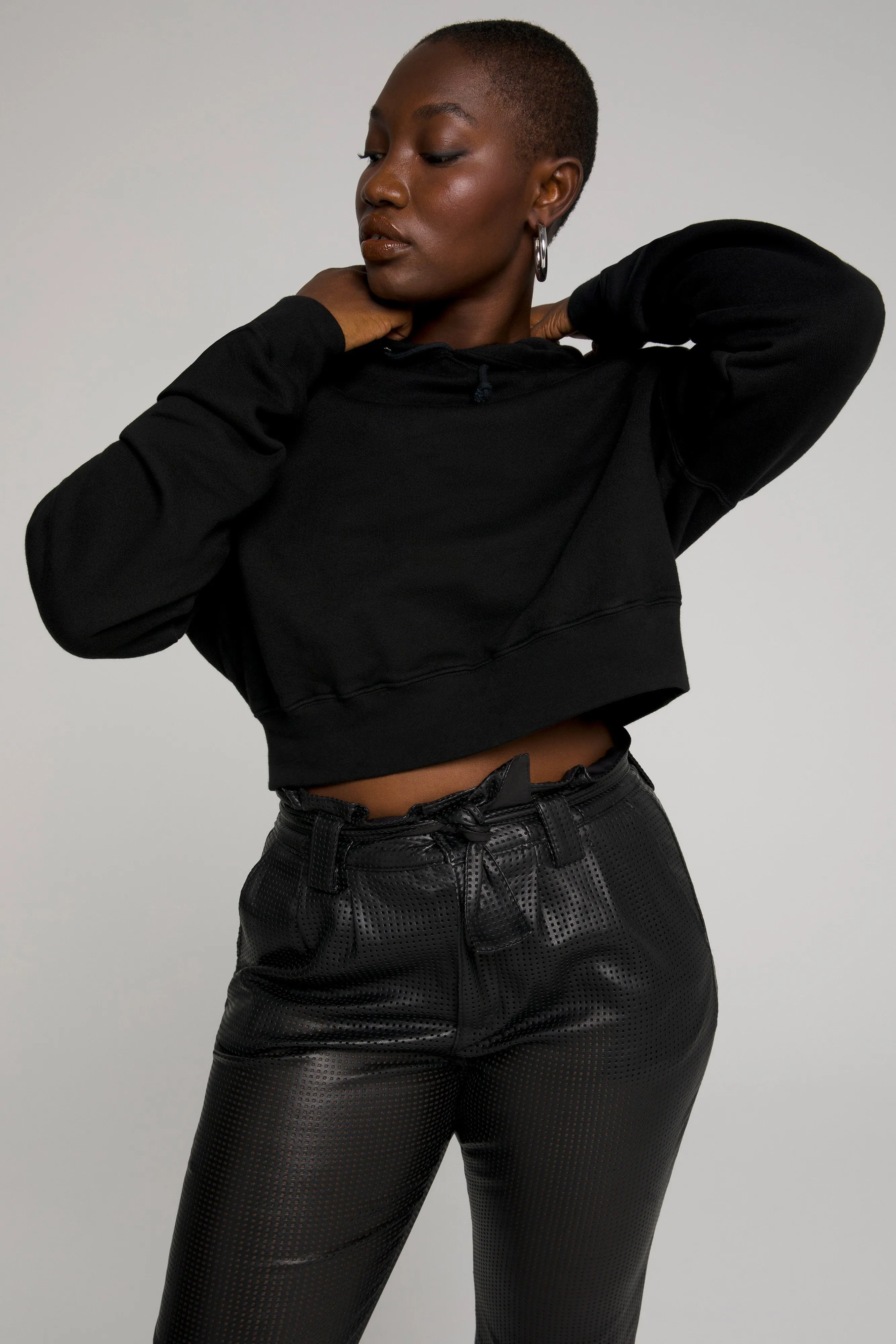 CROPPED & COOL HOODIE | BLACK001